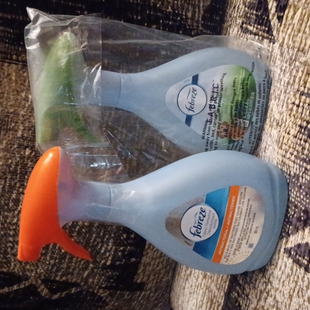 4/$40 New Febreze Fabric Spray - 2 Bottles (500 mL & 800 mL)